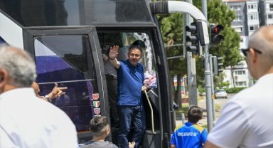 Bakan Kasapoğlu, İzmir'de seçim otobüsüyle ilçeleri gezdi