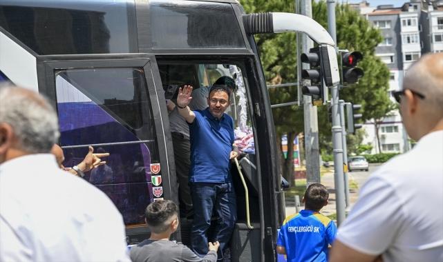 Bakan Kasapoğlu, İzmir'de seçim otobüsüyle ilçeleri gezdi
