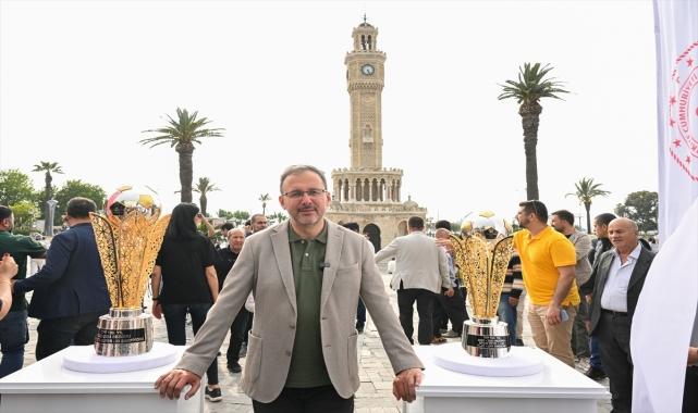 Bakan Kasapoğlu, İzmir'de sergilenen şampiyonluk kupalarını ziyaret etti: