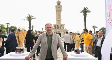 Bakan Kasapoğlu, İzmir'de sergilenen şampiyonluk kupalarını ziyaret etti: