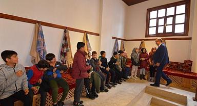 BAŞKAN DR. MUSTAFA ÇÖL ÇOCUKLARIMIZA TARİHİ HAMAM MÜZEMİZİ GEZDİRDİ