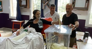 Bodrum'da bir hasta sedyede oksijen tüpüne bağlı oyunu kullandı