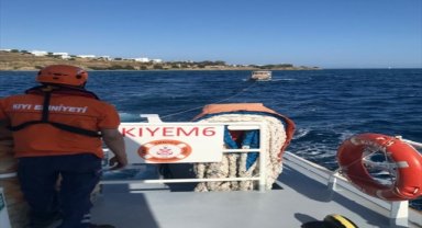 Bodrum'da denizde sürüklenen tekne kıyıya yanaştırıldı