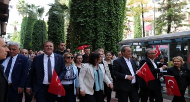 CHP'li Tezcan, Aydın'da esnafı ziyaret etti