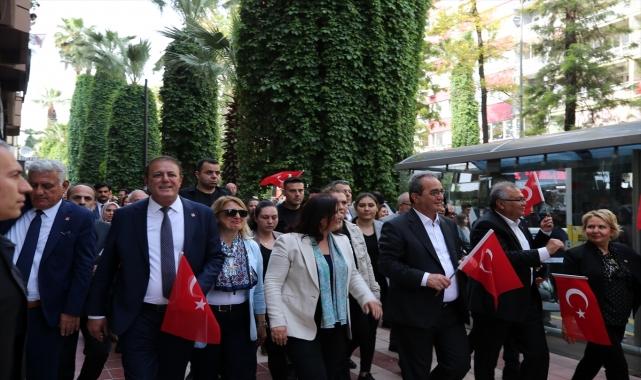 CHP'li Tezcan, Aydın'da esnafı ziyaret etti