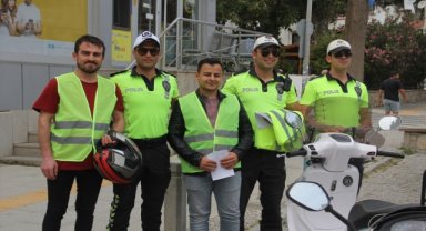 Datça'da motosiklet sürücülerine reflektör yelek hediye edildi