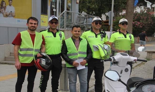 Datça'da motosiklet sürücülerine reflektör yelek hediye edildi
