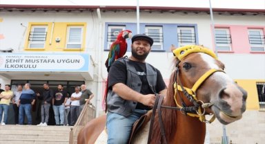 Denizli'de bir seçmen, papağanı ve atıyla oy kullanmaya geldi