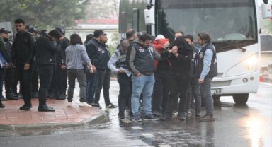 Denizli merkezli dolandırıcılık operasyonunda yakalanan 15 kişi tutuklandı