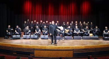Depremde 7 üyesini kaybeden Antakya Medeniyetler Korosu Denizli'de konser verdi