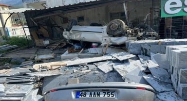 Fethiye'de mermer atölyesine çarpan otomobilin sürücüsü yaralandı