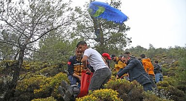 Fethiye'de rüzgarda sürüklenen yamaç paraşütçülerine ve beraberlerindeki yolculara ulaşıldı
