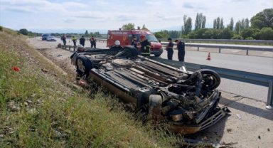Gediz'de devrilen otomobildeki 2 kişi yaralandı