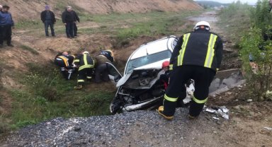 Gediz'de devrilen pikaptaki 2 kişi yaralandı
