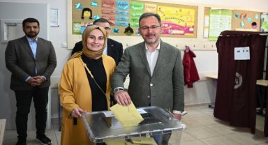 Gençlik ve Spor Bakanı Kasapoğlu, İzmir'de oyunu kullandı
