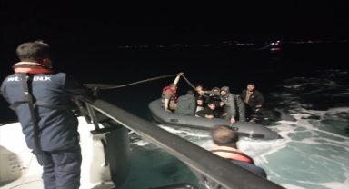 İzmir açıklarında 10 düzensiz göçmen yakalandı