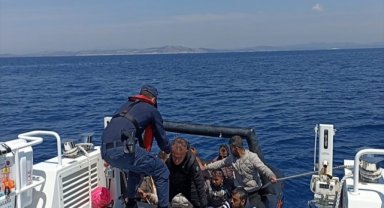 İzmir açıklarında 104 düzensiz göçmen kurtarıldı