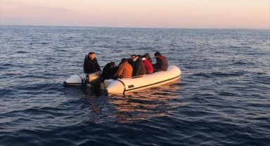 İzmir açıklarında 24 düzensiz göçmen kurtarıldı, 9 düzensiz göçmen yakalandı