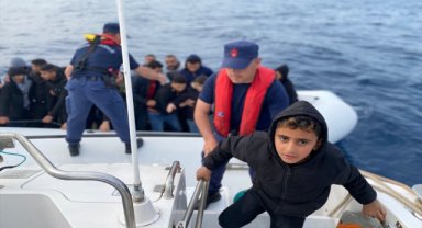 İzmir açıklarında 75 düzensiz göçmen kurtarıldı, 27 göçmen yakalandı