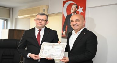 İzmir'de CHP ve İYİ Partili bazı milletvekilleri mazbatalarını aldı