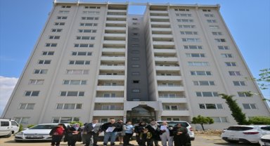 İzmir'de depremzedelerin yerleştikleri evlerin tahliye edilmesi kararına tepki