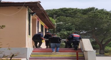 İzmir'de okullardan hırsızlık yaptığı öne sürülen 3 şüpheli tutuklandı