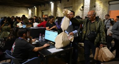 İzmir'de oy torbalarının teslim edildiği ilçe seçim kurulları önünde yoğunluk yaşanıyor