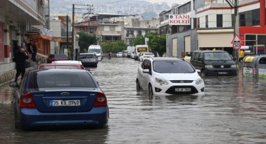 İzmir'de sağanak hayatı olumsuz etkiledi
