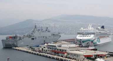 İzmir'de TCG Anadolu'nun yanına 2298 yolculu kruvaziyer demirledi