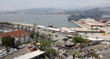 İzmir'de TCG Anadolu'ya ziyaretçi ilgisi sürüyor