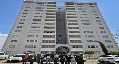 İzmir'de depremzedelerin yerleştikleri evlerin tahliye edilmesi kararına tepki