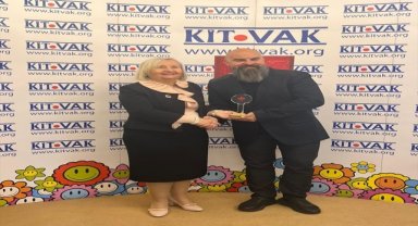 İzmirli müzisyen Evrim Ateşler'den kanserli çocuklar için "eser" bağışı