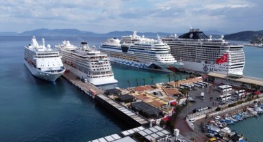 Kuşadası'na 4 kruvaziyer ile 8 bin 200 turist geldi