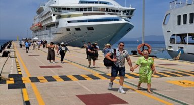 Kuşadası'na 5 kruvaziyerle 7 bin 550 turist geldi