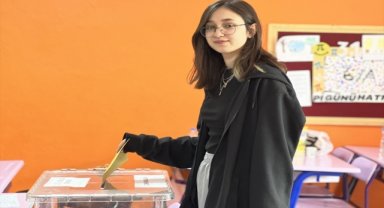 Kütahya'da 18 yaşındaki seçmen doğum gününde ilk oyunu kullandı