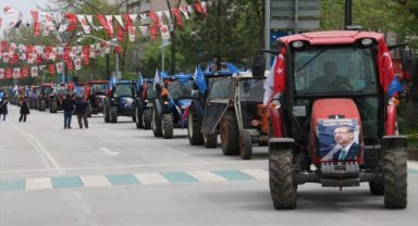 Kütahya'da AK Parti teşkilatları traktörlerle konvoy düzenledi