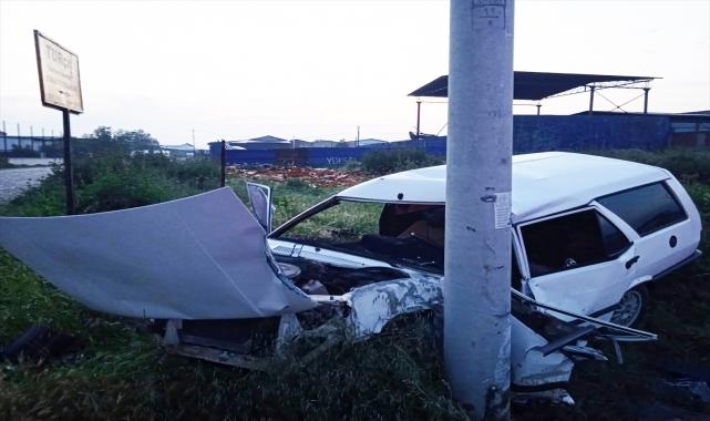 Manisa'da elektrik direğine çarpan otomobildeki 1 kişi öldü, 1 kişi yaralandı