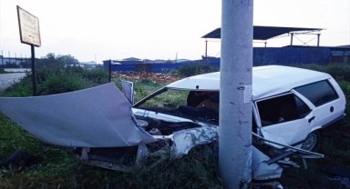 Manisa'da elektrik direğine çarpan otomobildeki 1 kişi öldü, 1 kişi yaralandı
