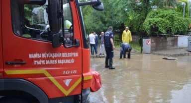 Manisa'da sağanak su baskınlarına yol açtı