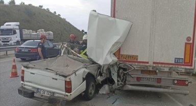 Manisa'da tıra çarpan pikaptaki kadın öldü