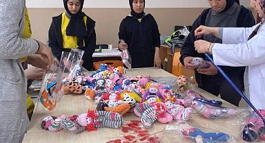 Meslek Lisesi öğrencilerinin yaptıkları bebekler depremzede çocuklara hediye edildi