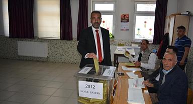 MHP Milletvekili Adayı Yücel Genç eşiyle birlikte oy kullandı