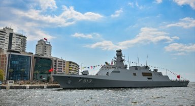 Milli korvet TCG Burgazada İzmir'de vatandaşların ziyaretine açıldı