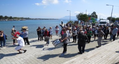 Muğla'da düzenlenen dostluk ve doğa yürüyüşünde Akdeniz'den alınan su Ege'ye döküldü