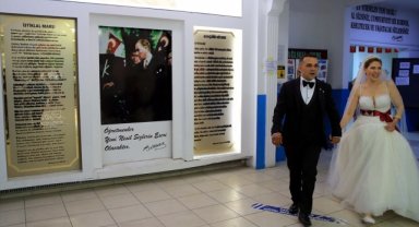 Muğla'da genç çift oylarını gelinlik ve damatlıkla kullandı