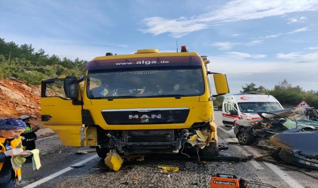 Muğla'da tır ile otomobilin çarpıştığı kazada 1 kişi öldü, 2 kişi yaralandı