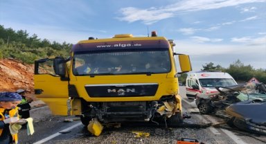 Muğla'da tır ile otomobilin çarpıştığı kazada 1 kişi öldü, 2 kişi yaralandı