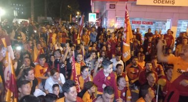 Ödemiş'te Galatasaraylı taraftarlar şampiyonluğu kutladı