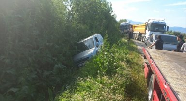 Ödemiş'te şarampole devrilen hafif ticari aracın sürücüsü yaralandı