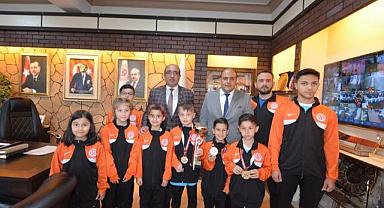 ŞAMPİYON KARATECİLERDEN BAŞKAN DR. MUSTAFA ÇÖL’E ZİYARET